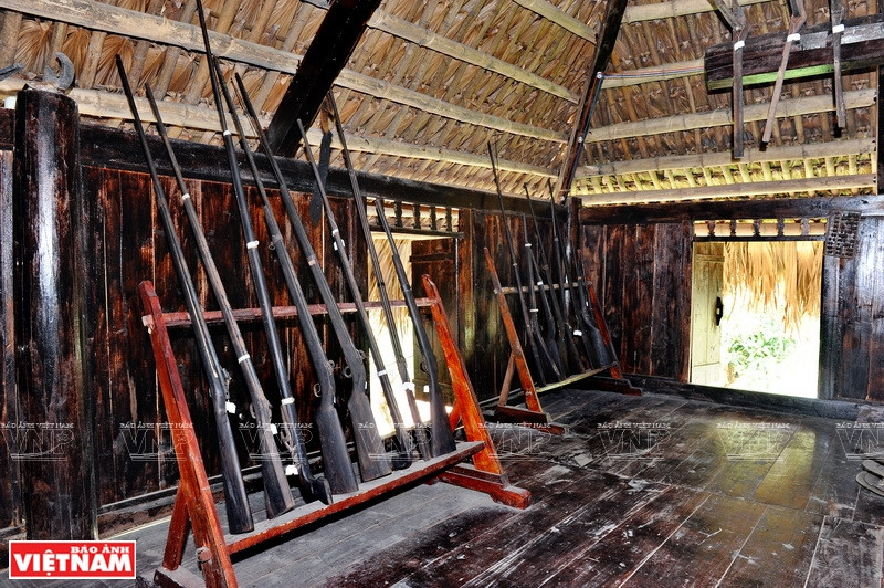 主屋摆放的各种古枪。越南画报记者 清江/功达 