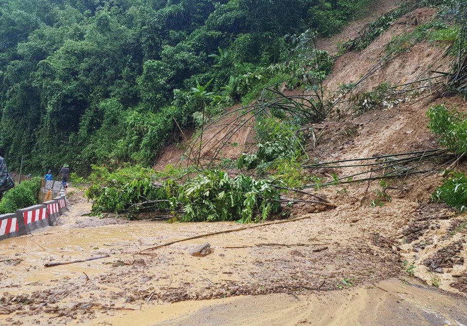 清化省多地出现土质疏松导致山体滑坡和泥石流滑坡。图自越通社