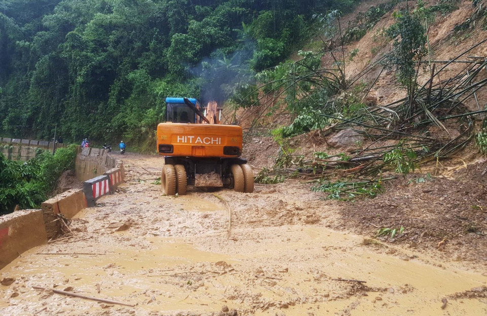 清化省多地出现土质疏松导致山体滑坡和泥石流滑坡。图自越通社