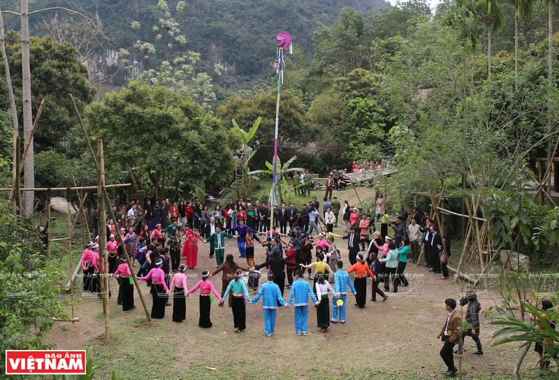 游客体验芒族民间游戏。越南画报记者 清江/功达 