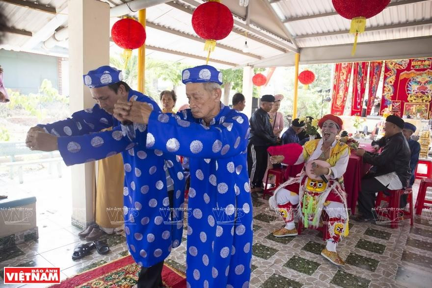 在五行新仁娘娘庙交流表文艺节目。越南画报记者 通海 摄