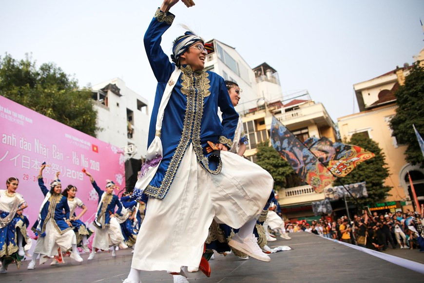 索朗祭传统舞蹈节目吸引了众多群众和国内外游客前来观看。图自越通社