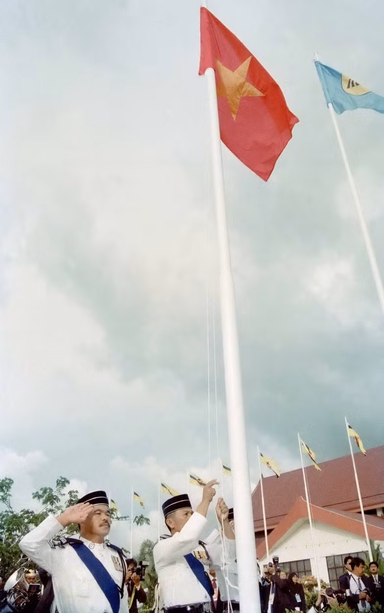 越南于1995年7月28日正式加入东盟，成为该地区组织的第七个成员国。图为在文莱首都举行的东盟旗升旗仪式场景。越通社记者 陈山 摄