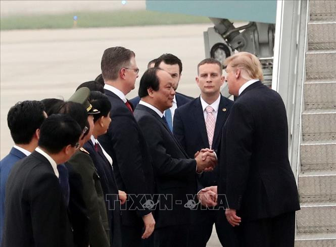 特朗普与越南政府办公室主任梅进勇部长握手。图自越通社