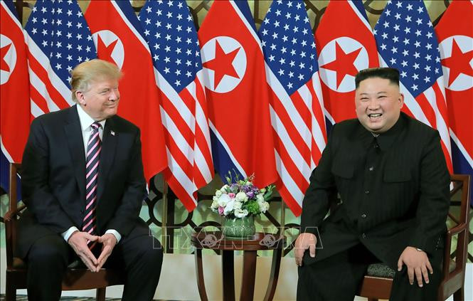 美国总统特朗普与朝鲜最高领导人金正恩在正式会晤前举行一对一会晤。图自越通社