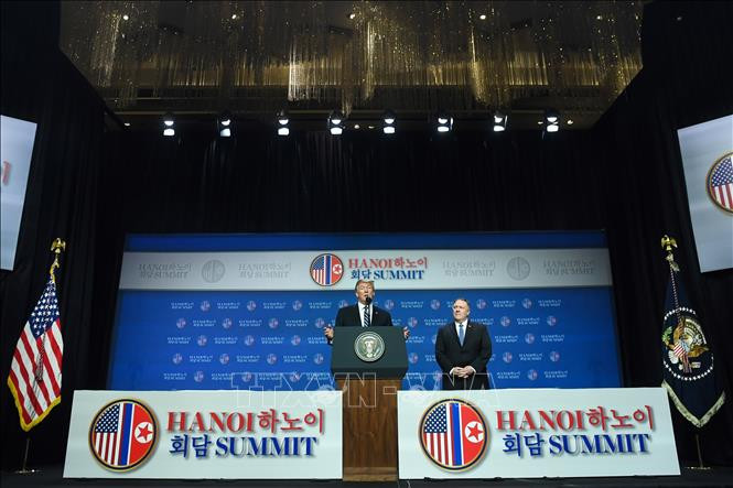 美国总统唐纳德·特朗普同美国国务卿蓬佩奥28日下午2时在河内JW万豪酒店共同参加记者会。 图自越通社