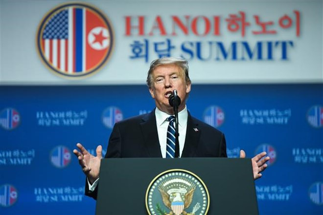 特朗普回答记者的采访。 图自越通社