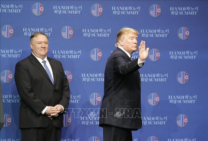 特朗普离开记者会。 图自越通社