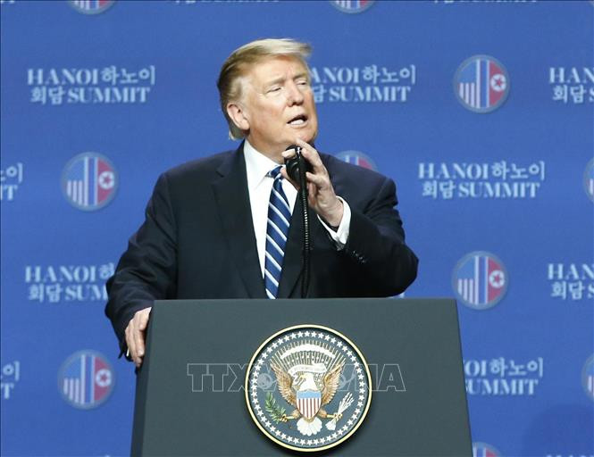 特朗普回答记者的采访。 图自越通社