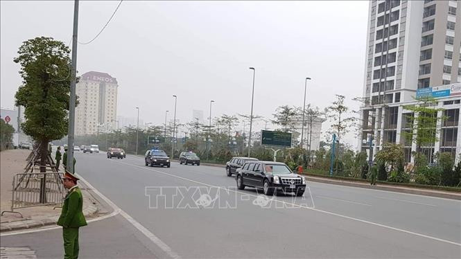 美国总统特朗普离开越南启程回国 图自越通社