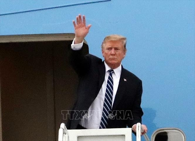 特朗普登上飞机挥手告别 图自越通社