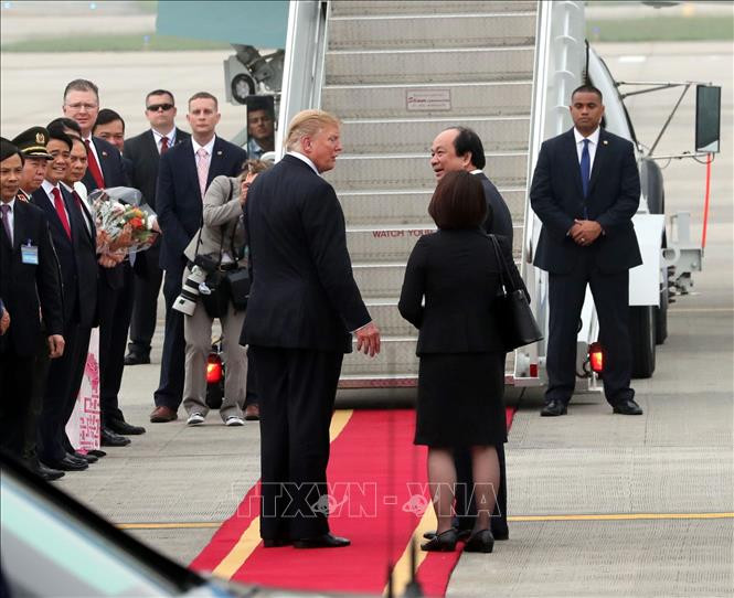 特朗普与越南政府办公室主任梅进勇部长交流。图自越通社