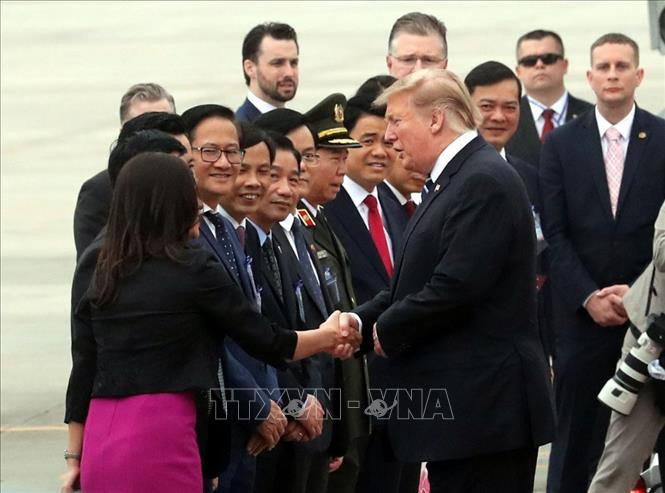 特朗普与越南官员握手 图自越通社