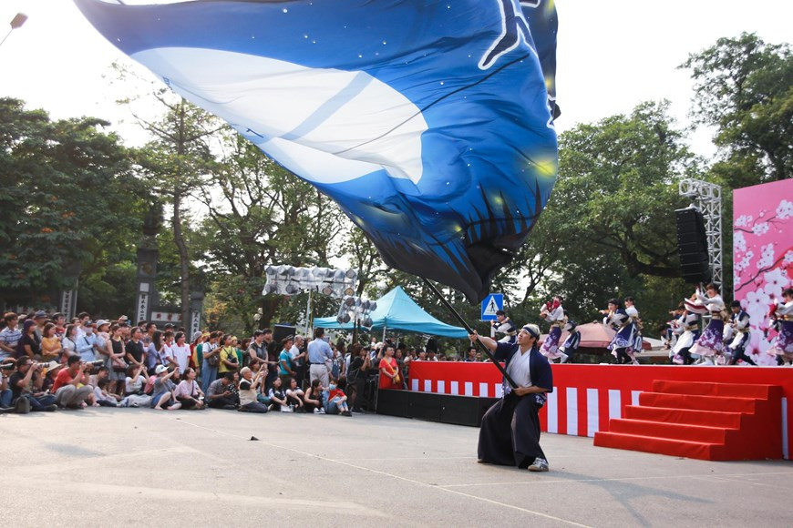 索朗祭传统舞蹈节目吸引了众多群众和国内外游客前来观看。图自越通社