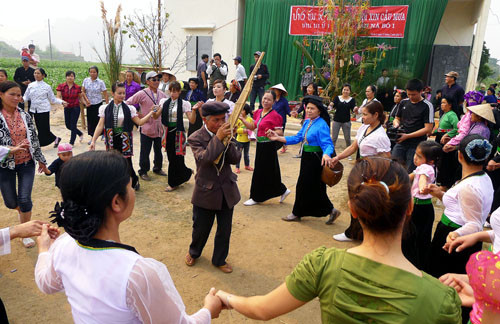 文艺节目表演 图自越通社