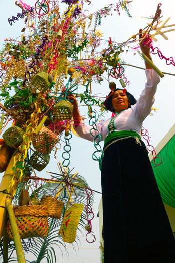 白傣族妇女将迎春幡进行装饰 图自互联网