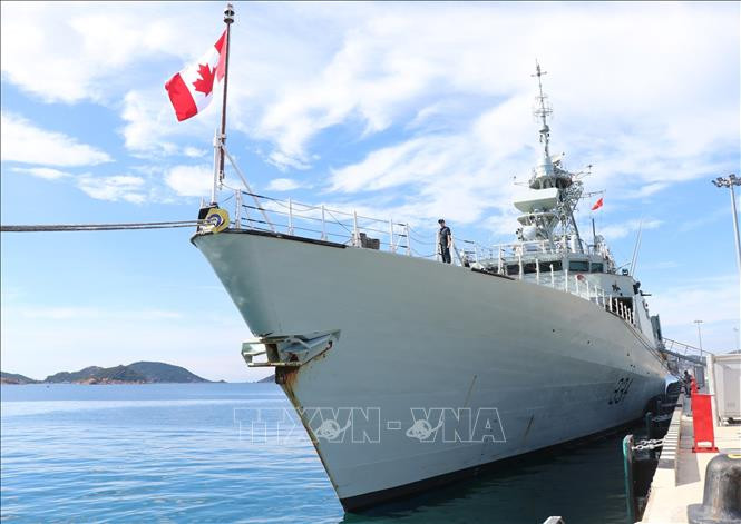拿大皇家海军舰艇抵达金兰国际航空港。图自越通社