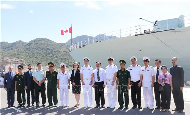 双方代表合影。 图自越通社