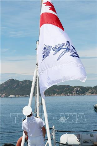 拿大皇家海军舰艇抵达金兰国际航空港。图自越通社