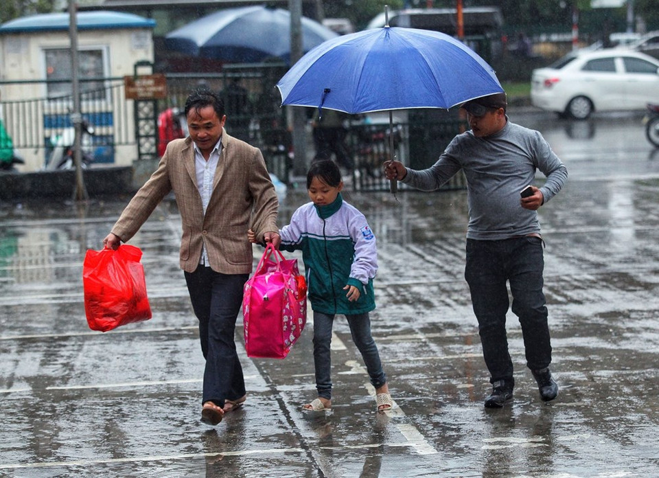 风雨阻挡不了回乡路 越通社记者 光决 摄