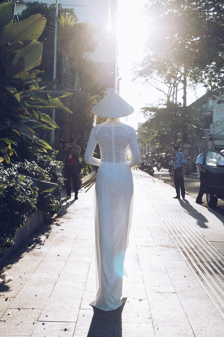 赫姮尼依在现场进行奥黛服装走秀。图自越通社