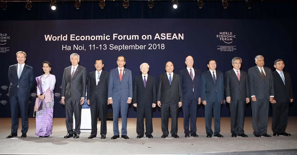 越共中央总书记阮富仲、政府总理阮春福和世界经济论坛创始人兼执行主席克劳斯·施瓦布（Klaus Schwab）出席于2018年9月12日举行的2018年世界经济论坛东盟峰会。越通社记者 智勇 摄