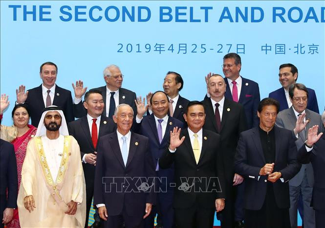 阮春福同与会代表合影。图自越通社