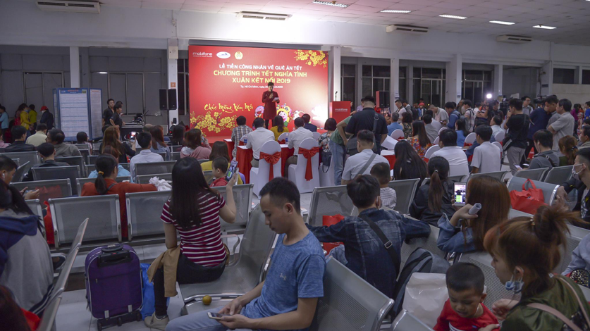 电信总公司与越南劳动总联合会29日晚联合举行2019年春节农民工平安返乡欢送仪式，向平阳省和同奈省工业区的贫困工人赠送1200张火车票。