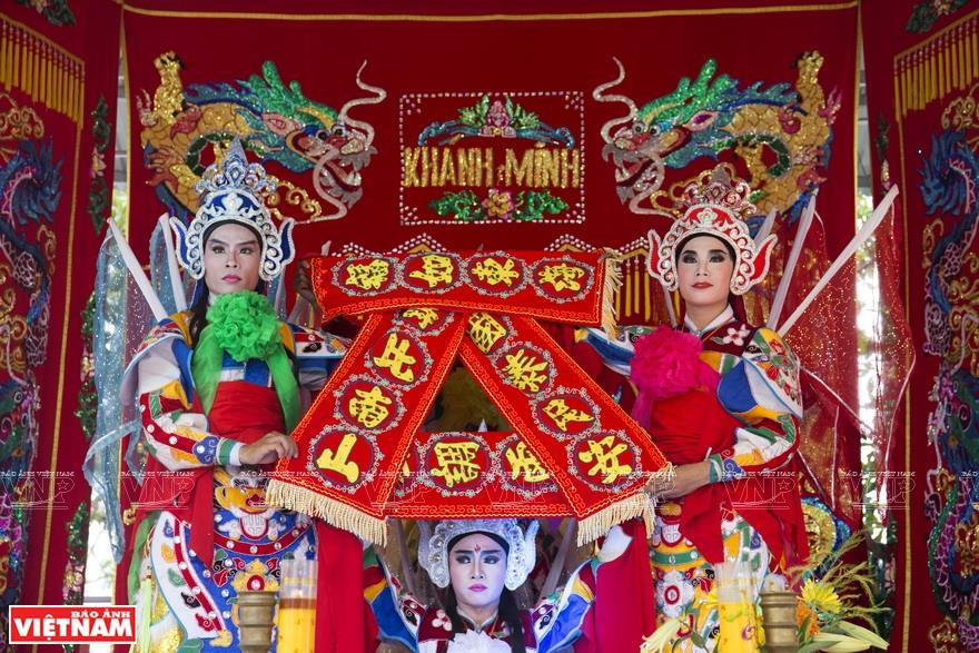 表演唱戏剧以取悦五行新仁娘娘。越南画报记者 通海 摄