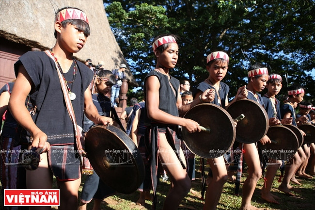 巴拿族年轻锣钲艺人在新龙屋落成典礼表演锣钲。越南画报记者 清和 摄