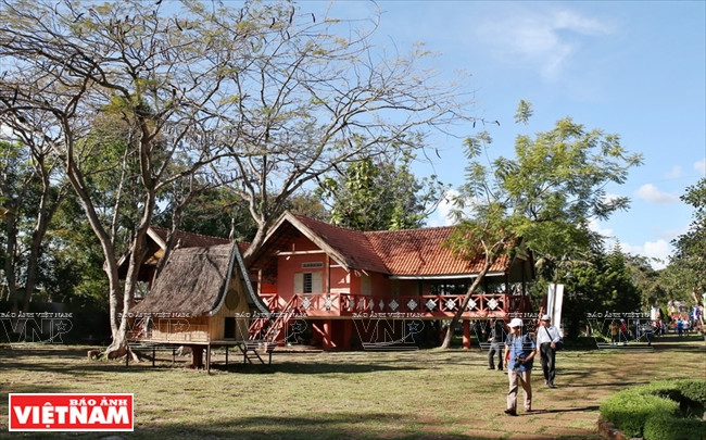 游客在绿田旅游区观光。越南画报记者 清和 摄