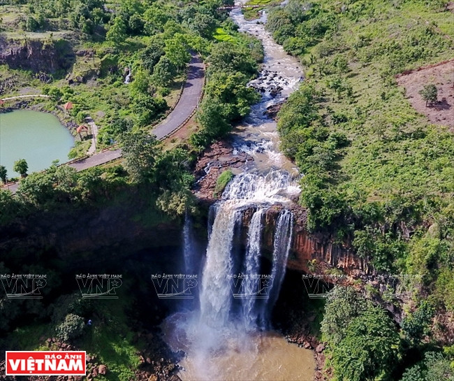 富强瀑布是嘉莱省著名瀑布之一。越南画报记者 清和 摄
