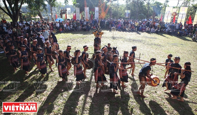 近年来，嘉莱省给年轻一代传授锣钲表演技艺，以保存和弘扬其价值。越南画报记者 清和 摄