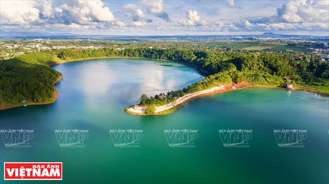 海湖的原始而雄伟之美。越南画报记者 清和 摄