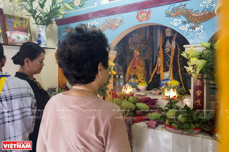 居民在五行新仁娘娘庙烧香拜佛。越南画报记者 通海 摄