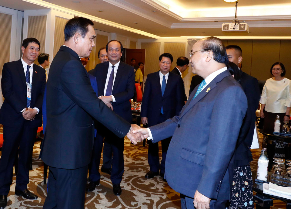 泰国总理巴育与越南政府总理阮春福握手。越通社记者 统一 摄