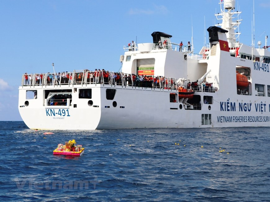 越南海军战士在鬼鹿角礁英勇牺牲之日31周年纪念典礼在长沙举行。图自越通社