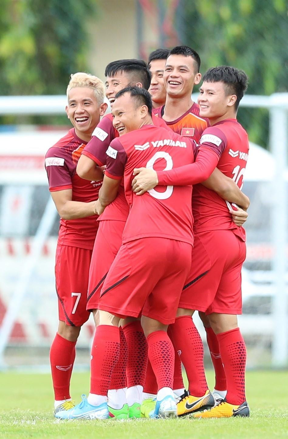 越南国足进行训练。越通社记者 黄灵 摄