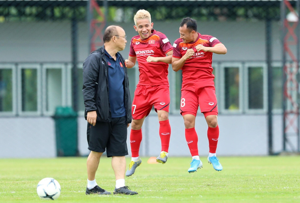 越南球员仲黄（右）与红唯（左）。越通社记者 黄灵 摄