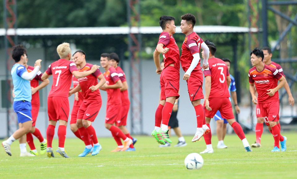 越南国足进行训练。越通社记者 黄灵 摄