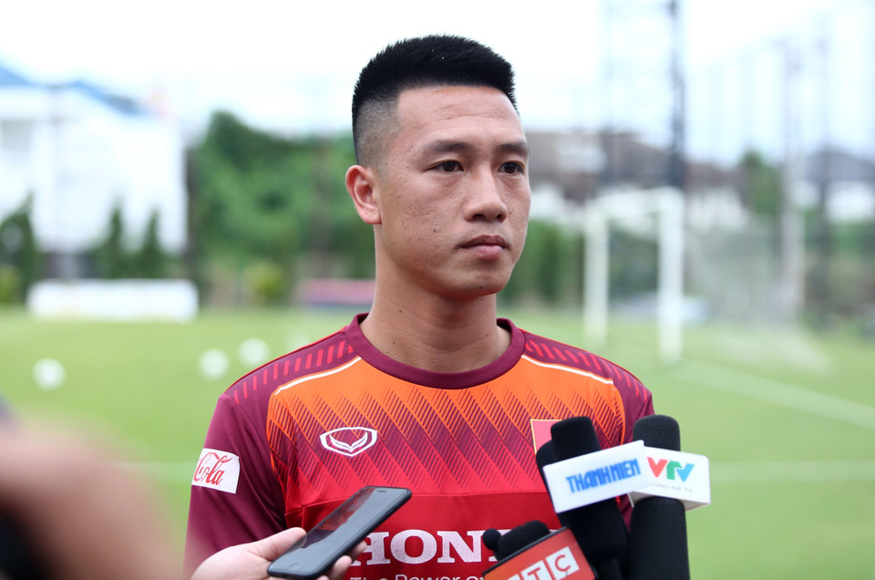 越南国家男足队前卫辉雄接受记者的采访。越通社记者 黄灵 摄
