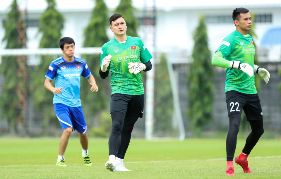 越南国家男足队守门员邓文林（左）与守门员范文强。越通社记者 黄灵 摄