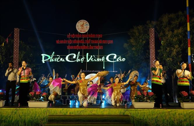 山区集市期间的文艺演出。图自越通社