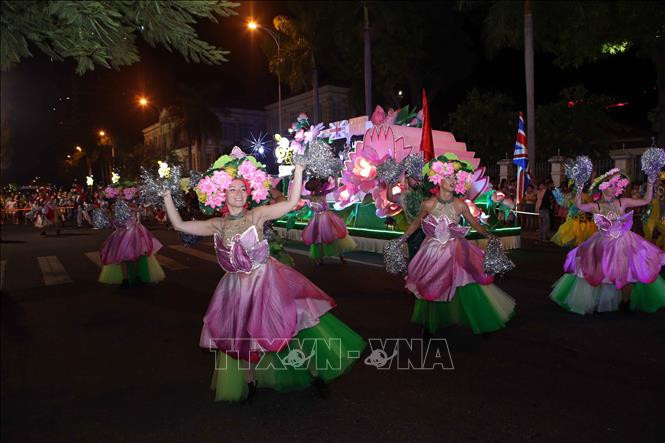 街头狂欢节热闹登场。越通社记者 陈黎林 摄