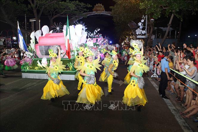 狂欢节上的火辣舞者。越通社记者 陈黎林 摄