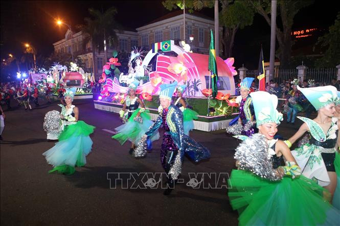 街头狂欢节热闹登场。越通社记者 陈黎林 摄