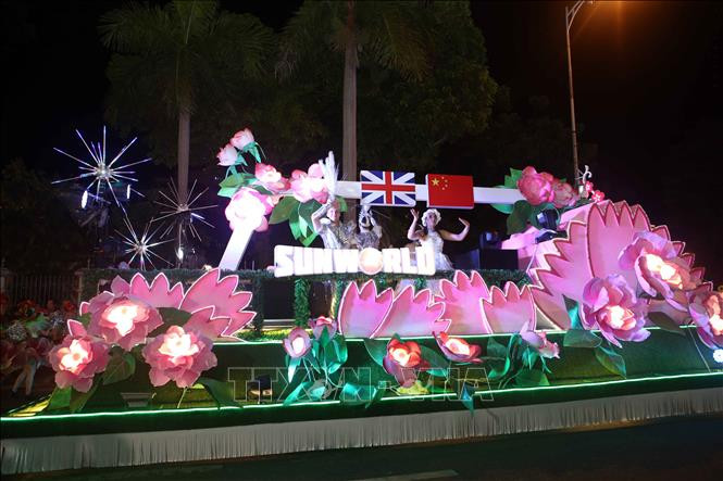 花车、街头歌手和演员、走钢丝杂技演员及民间艺术团体、全世界各地的音乐团体构成了兴高采烈的队列。越通社记者 陈黎林 摄