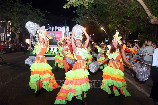 美女热舞庆祝狂欢节。越通社记者 陈黎林 摄