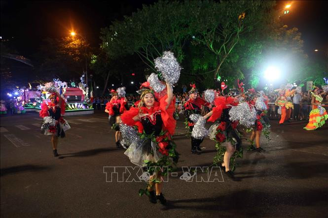 各式各样的花车加入了欢庆的队伍,将狂欢节活动推向了高潮。越通社记者 陈黎林 摄