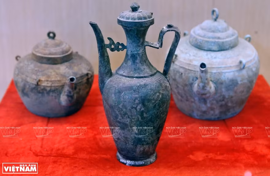 2011年在寿春县蓝山镇搜集到的铜壶（15~16世纪）。越南画报记者 清江 摄